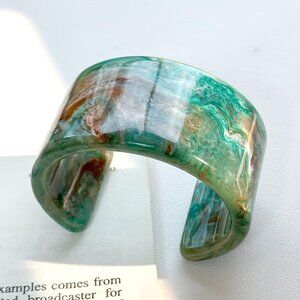 NWOT MODERNIST GREEN MARBLE LUCITE LARGE 1 1/2" WIDE BANGLE BRACELET 64